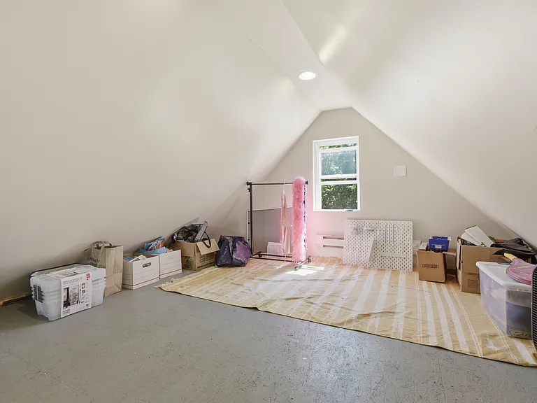 Yoga retreat/craft room/office/guest area