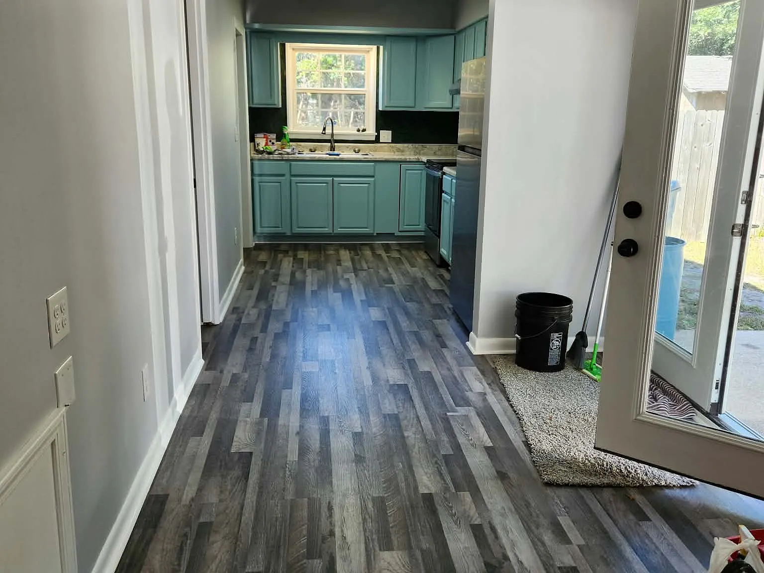 3 bed, 1.5 bath, 1170 sqft, $2,100 — Photo 3
