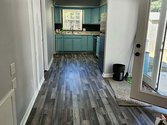 3rd image of 121 Kingston Rd