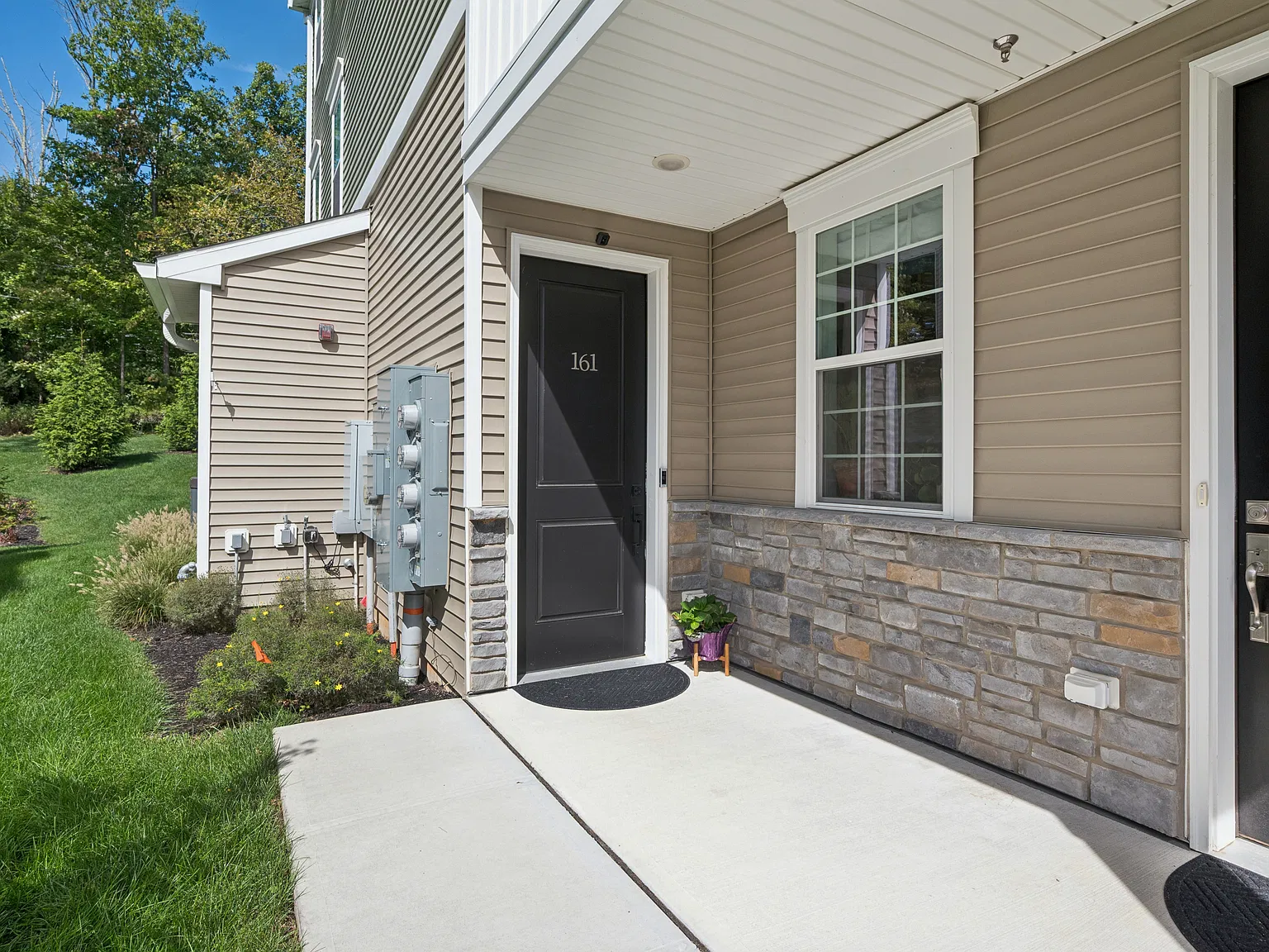 2 bed, $4,420 — Photo 3