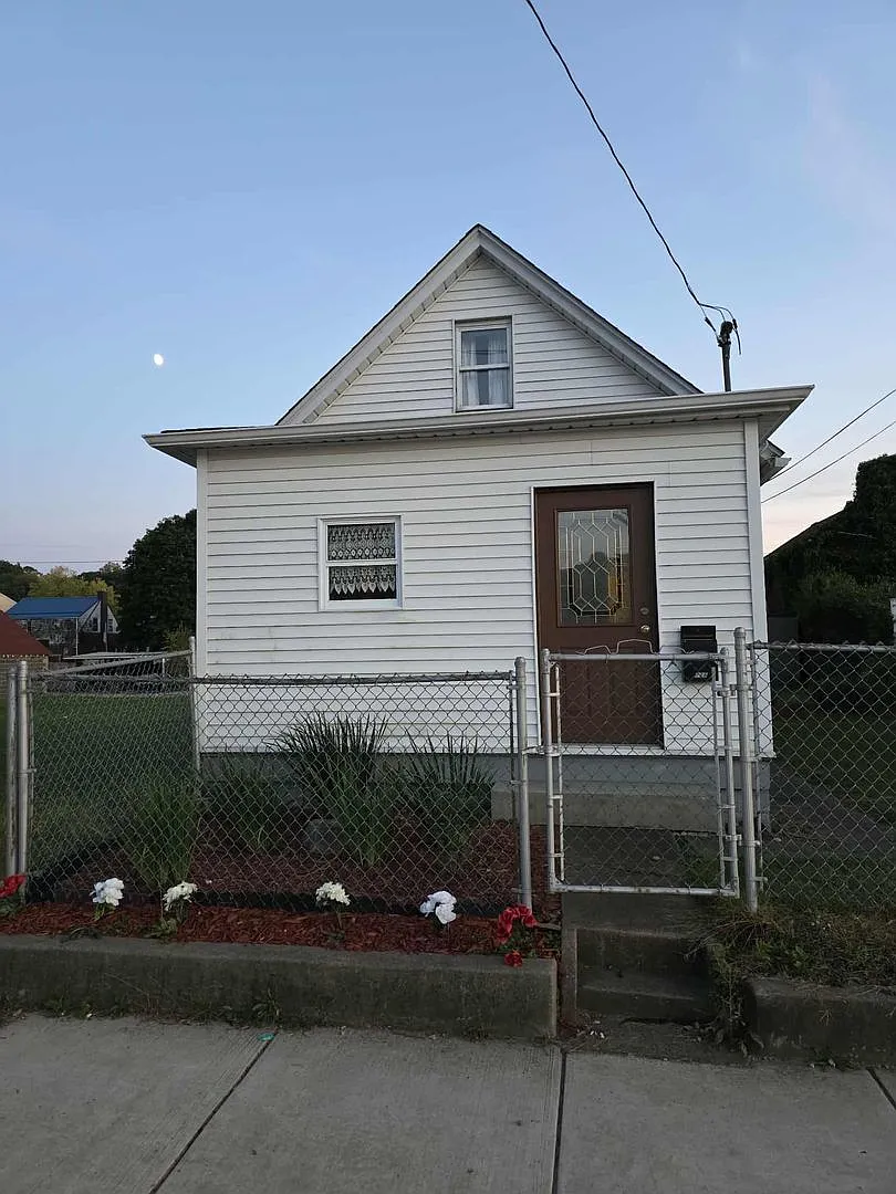 1 Bedroom 1 Bathroom House For Rent *With Bonus Room* — Photo 2