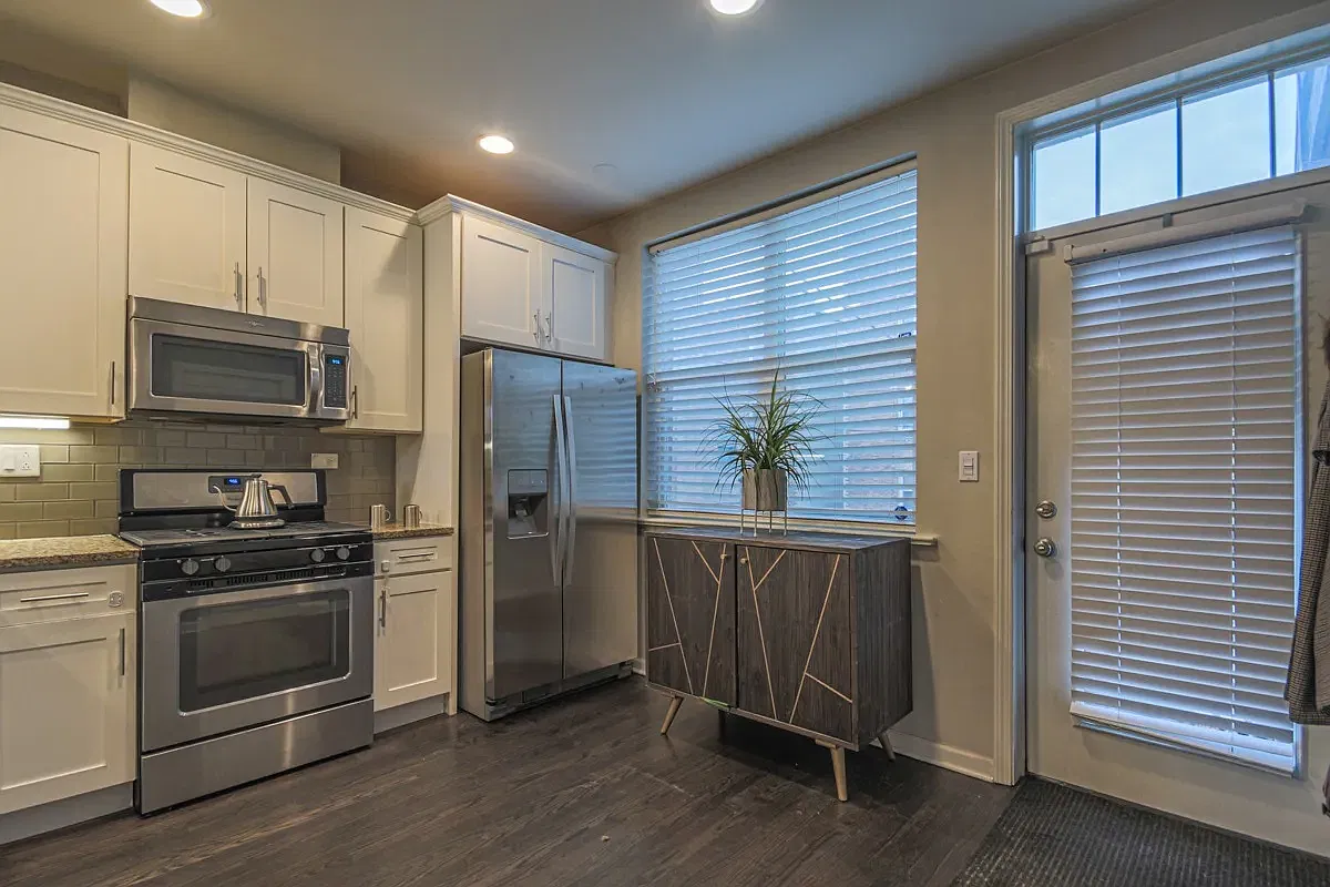 2 bed, 2.5 bath, 1300 sqft, $2,150 — Photo 4