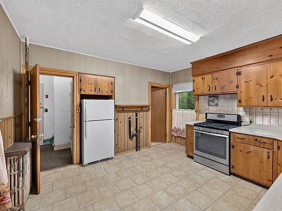 3rd image of 63 Pleasant St