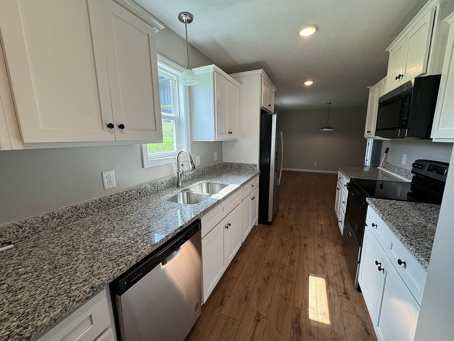 3 bed, 1300 sqft, $2,100 — Photo 4
