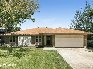 10104 Locksley Dr, Benbrook, TX 76126