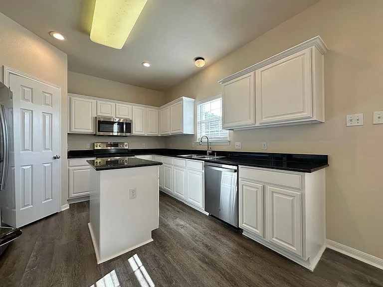 202 Crowfoot Dr — Photo 9