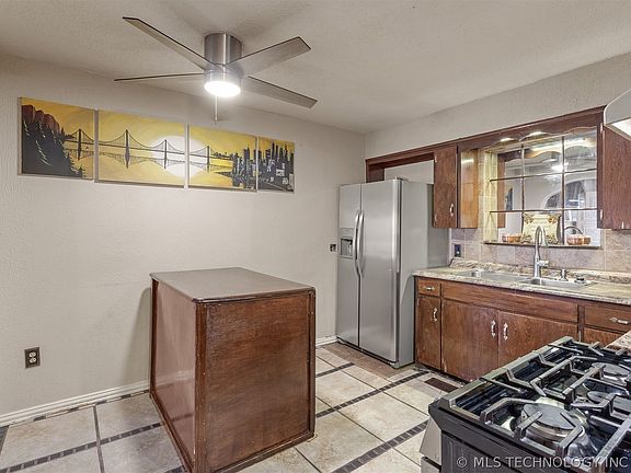 4th image of 407 N Hillman St