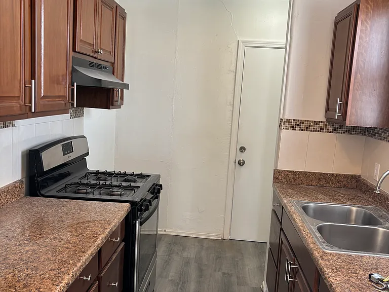 334 N Wilson St — Photo 2