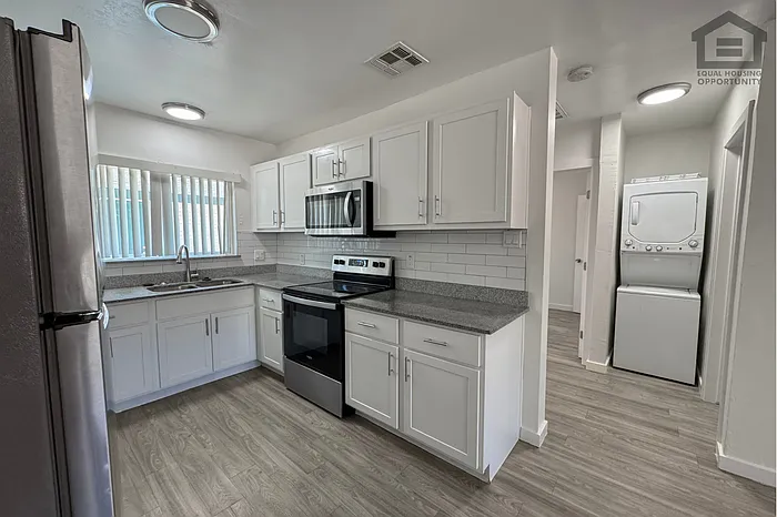 1342 E Willetta St #8 — Photo 12