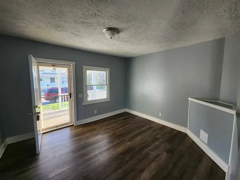313 E Rose St — Photo 3