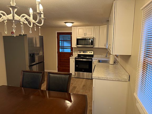 3rd image of 9 Applewood Ln