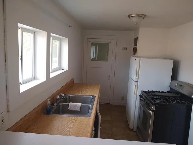 1060 Robinson St — Photo 4