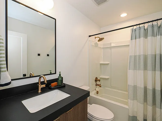 723 N 300 W — Photo 22