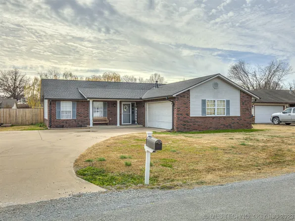 202 E Olney St, Chouteau, OK 74337