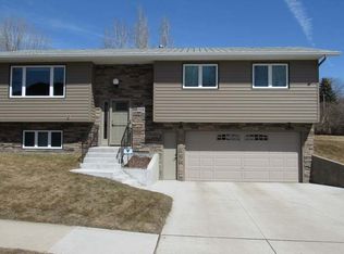 716 Lohstreter Rd NW, Mandan, ND 58554