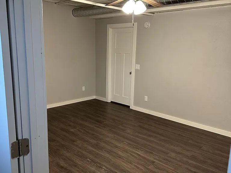 225 N Pioneer Ave — Photo 2