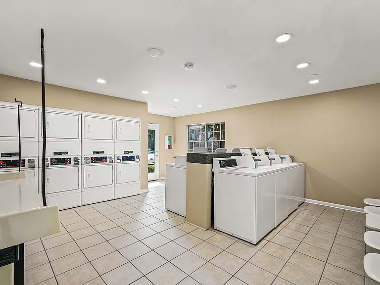 Colonial Plaza Apartments — Photo 13