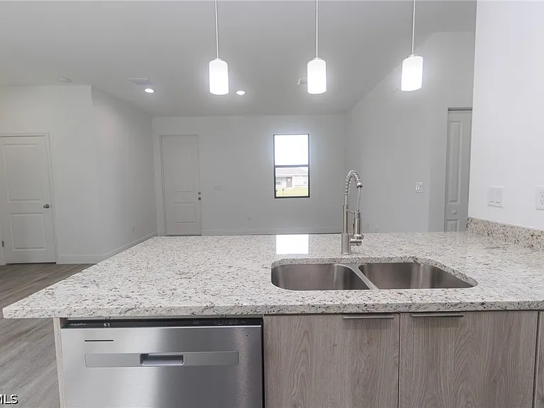 1217 Cellini St E — Photo 12