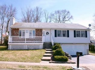 15 Spruce Peak Ln, West Haven, CT 06516