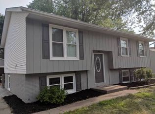 1835 Valley Dr, Davenport, IA 52806