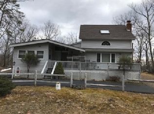 300 Gold Finch Rd, Bushkill, PA 18324