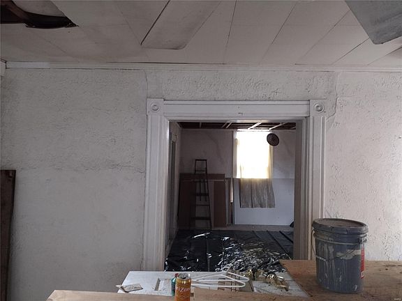 4th image of 835 McLaran Ave