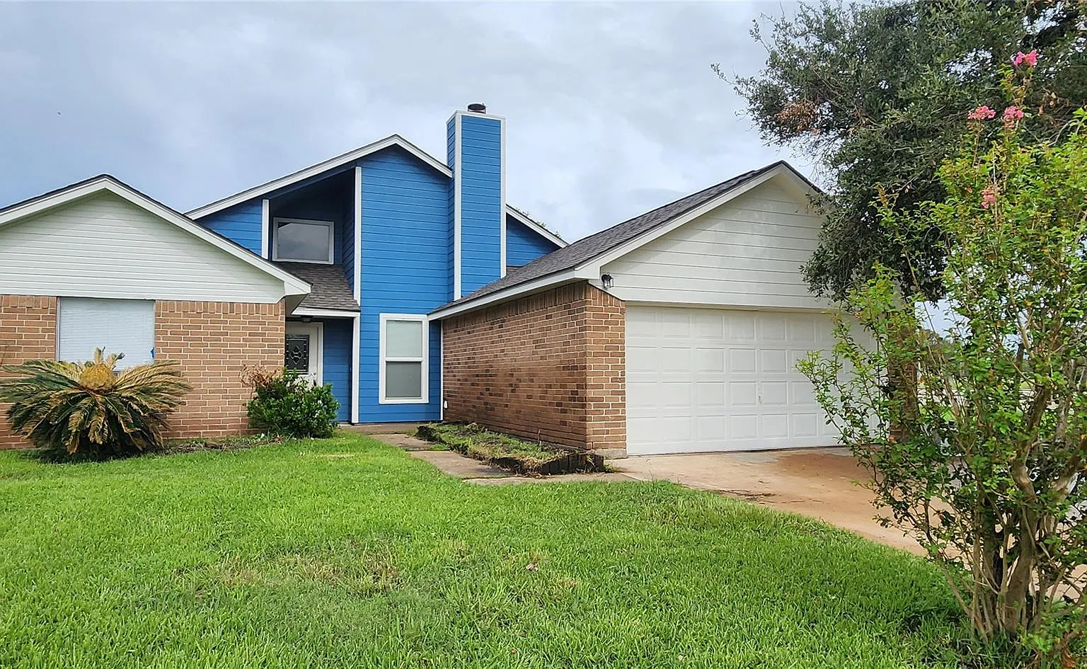 3 bed, 2.0 bath, 1376 sqft, $2,100 — Photo 3