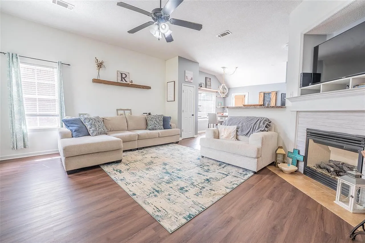 3 bed, 1350 sqft, $2,050 — Photo 3