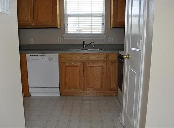 5th image of 215 Bluebonnet Ln