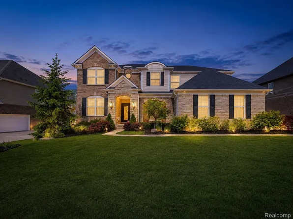 24503 Scenic Dr, South Lyon, MI 48178