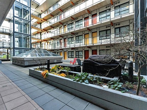 4th image of 138 Hastings St E #404