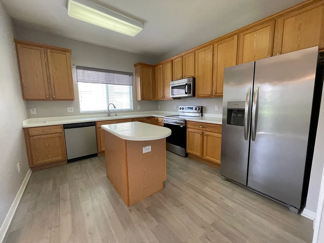 3 bed, 2.5 bath, 1768 sqft, $2,400 — Photo 4