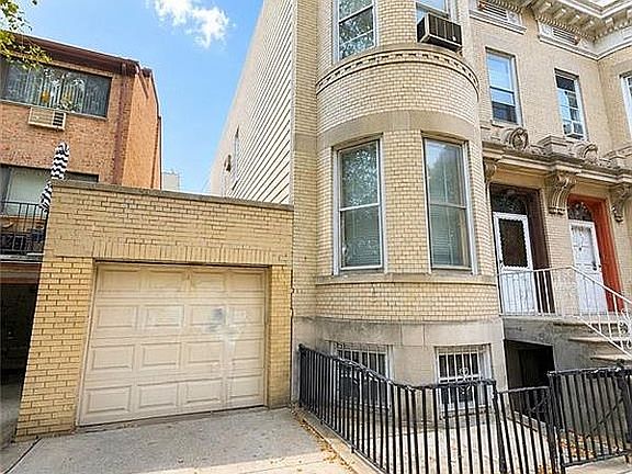2nd image of 121 Bay 20th St
