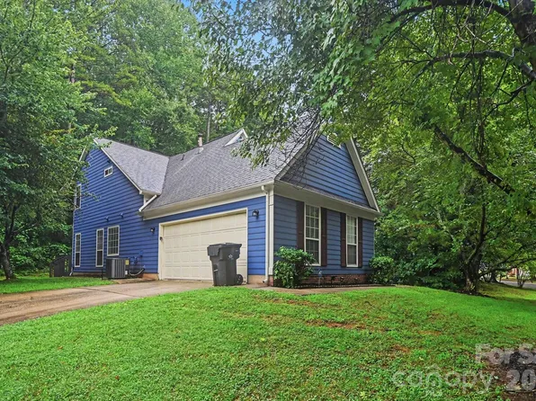 8722 Woodhill Manor Ct, Charlotte, NC 28215