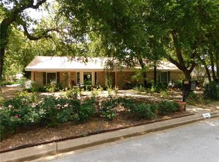 2825 Winterhaven Dr, Hurst, TX 76054