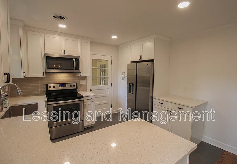 927 Holly Ct — Photo 7