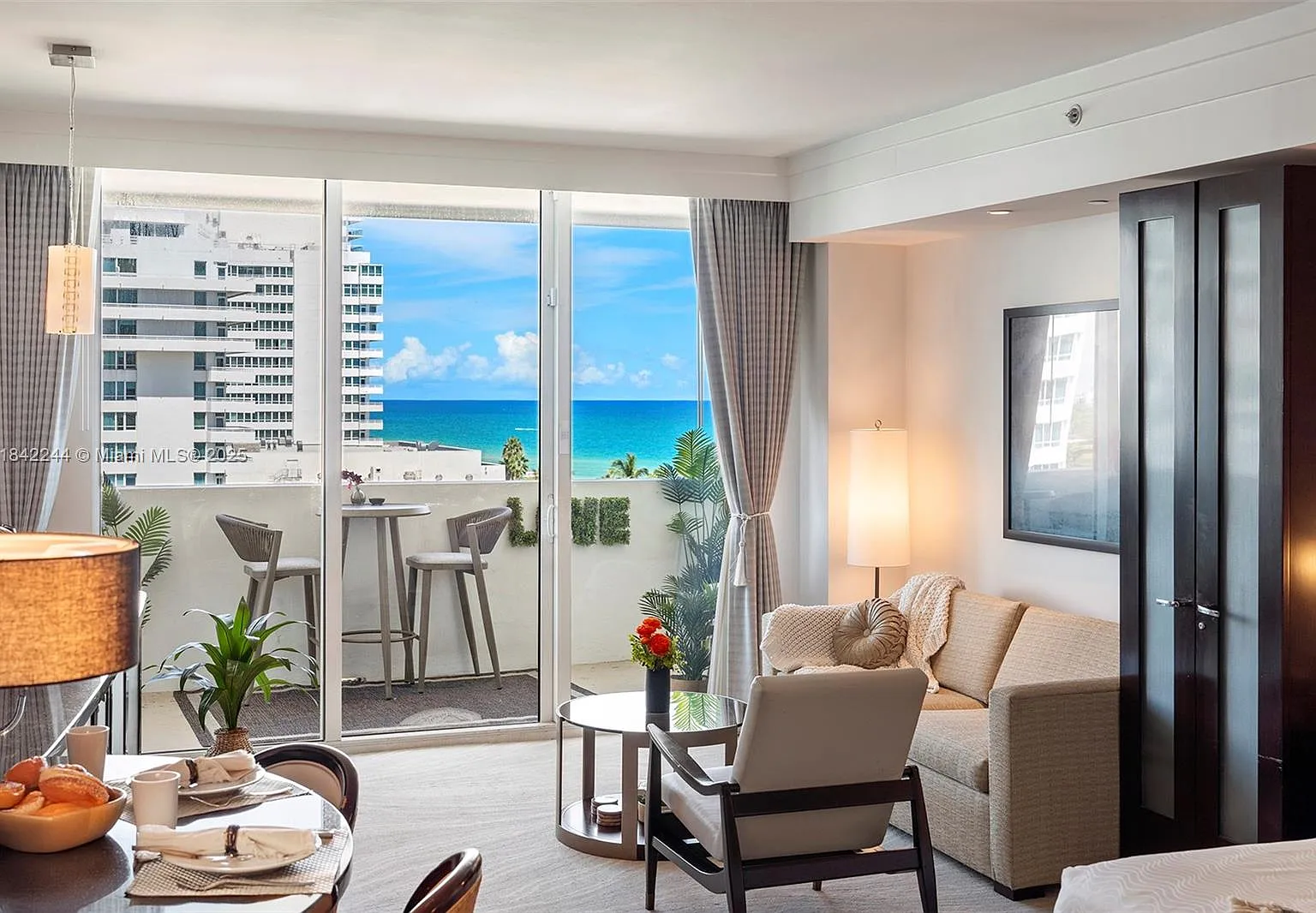 Fontainebleau Iii Ocean C — Photo 1