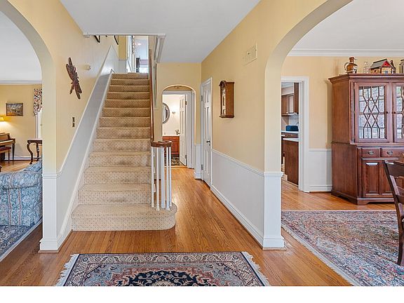 2nd image of 10 Hawthorne Ct