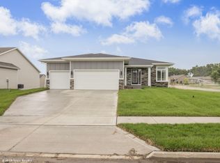 16118 Springbrook Trl, Urbandale, IA 50323