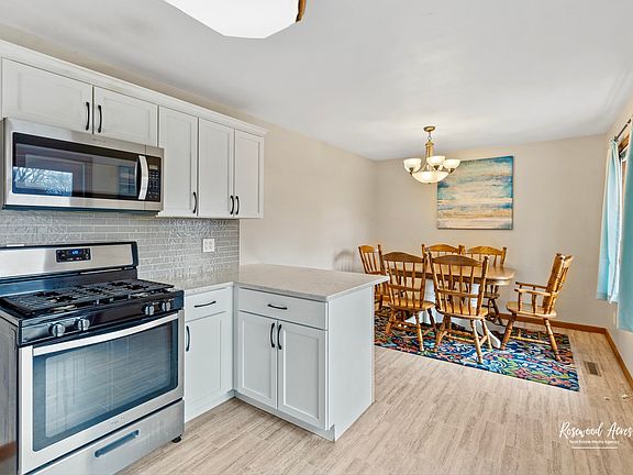 4th image of 260 Anita Dr