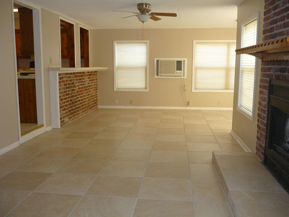 2nd image of 2003 Peyton Dr
