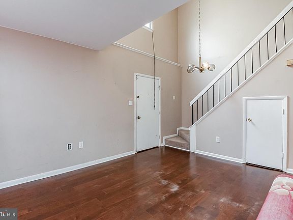 5th image of 7646 Woodbine Dr