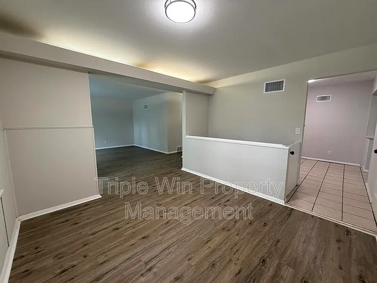 10805 Landseer Dr — Photo 9