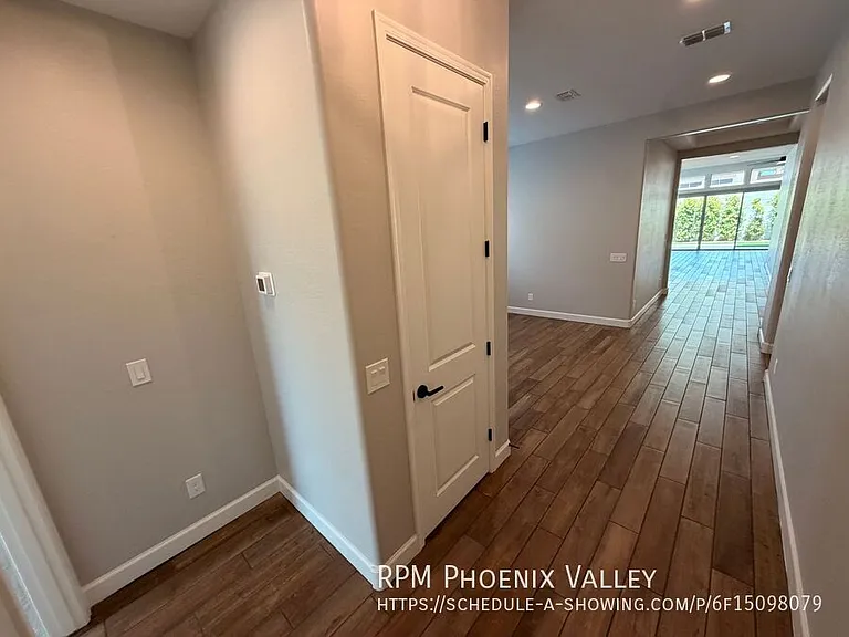 1926 W Holden Dr — Photo 2