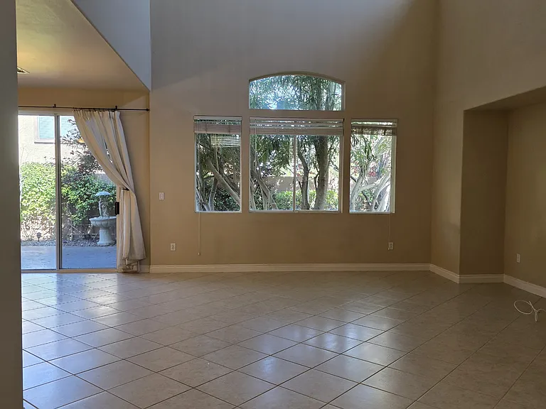 550 Artola St — Photo 9