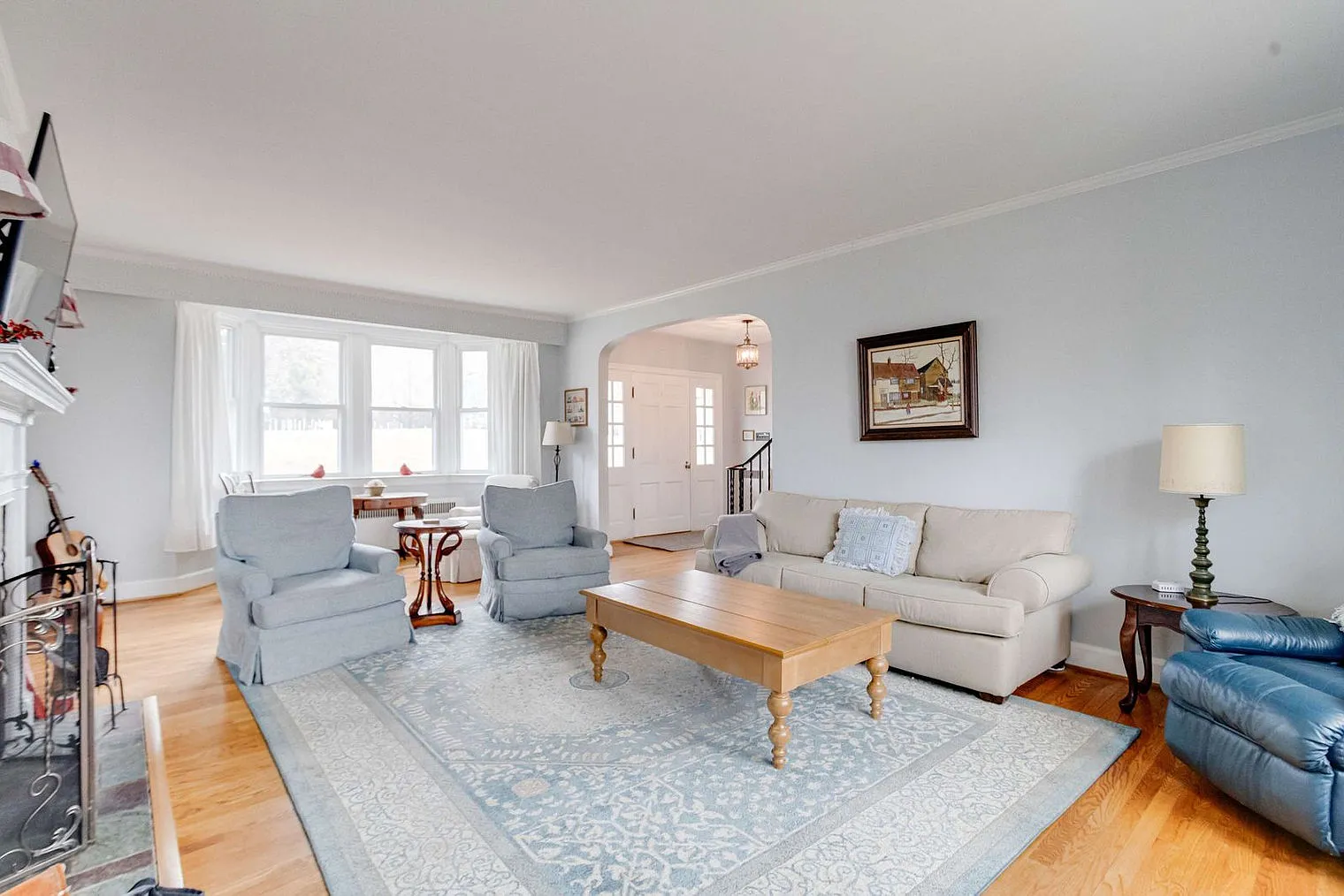 4 bed, 2.0 bath, 2421 sqft, $6,910 — Photo 1
