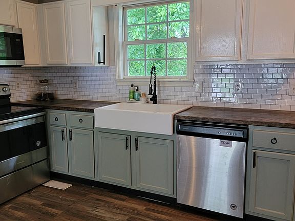 3rd image of 17 Woods Edge Dr
