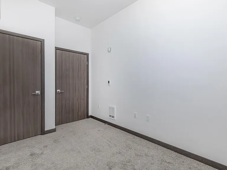 192 Shoreline — Photo 14