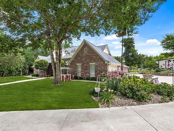 4th image of 305 Hannah Dr
