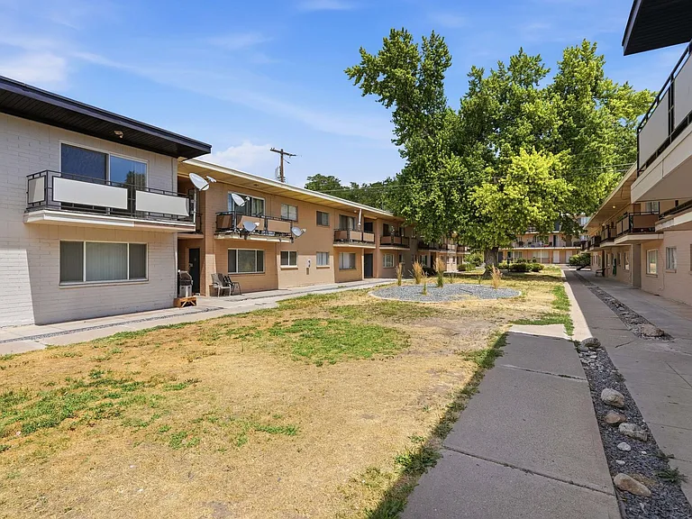 Towne Apartments — Photo 6